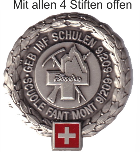 Bild von Geb Inf Schulen Airolo 9-209 Beret Emblem Schweizer Armee. Mit allen 4 Stiften offen. Auf Styropor aufgesteckt für den Versand.